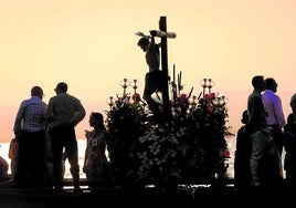 Los tonos dorados del atardecer en la Albufera acompañaron en su singladura al Cristo.