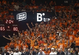 La grada de animación del Valencia Basket, durante un partido en la Fonteta.