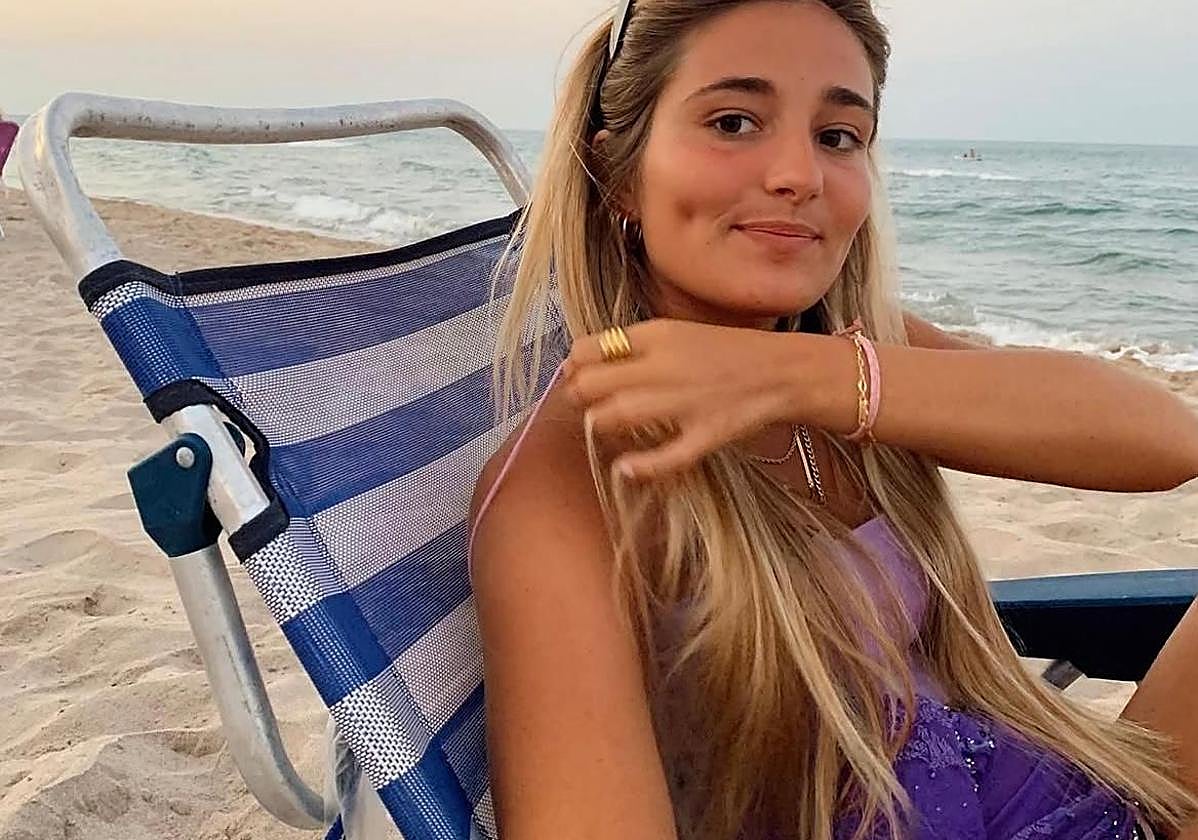 Begoña Zaldua, en una hamaca en la playa del Mareny.