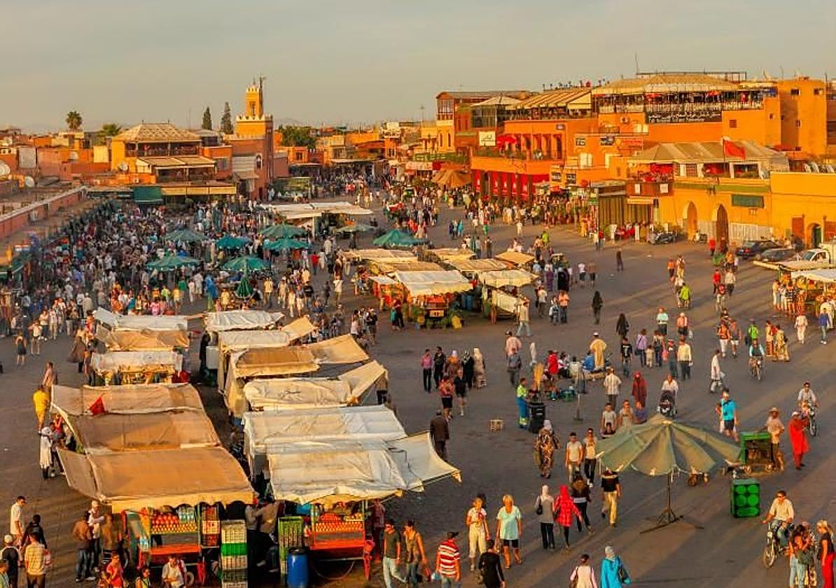 Panorámica de Jemaa El-Fna, corazón mestizo de Marrakech.