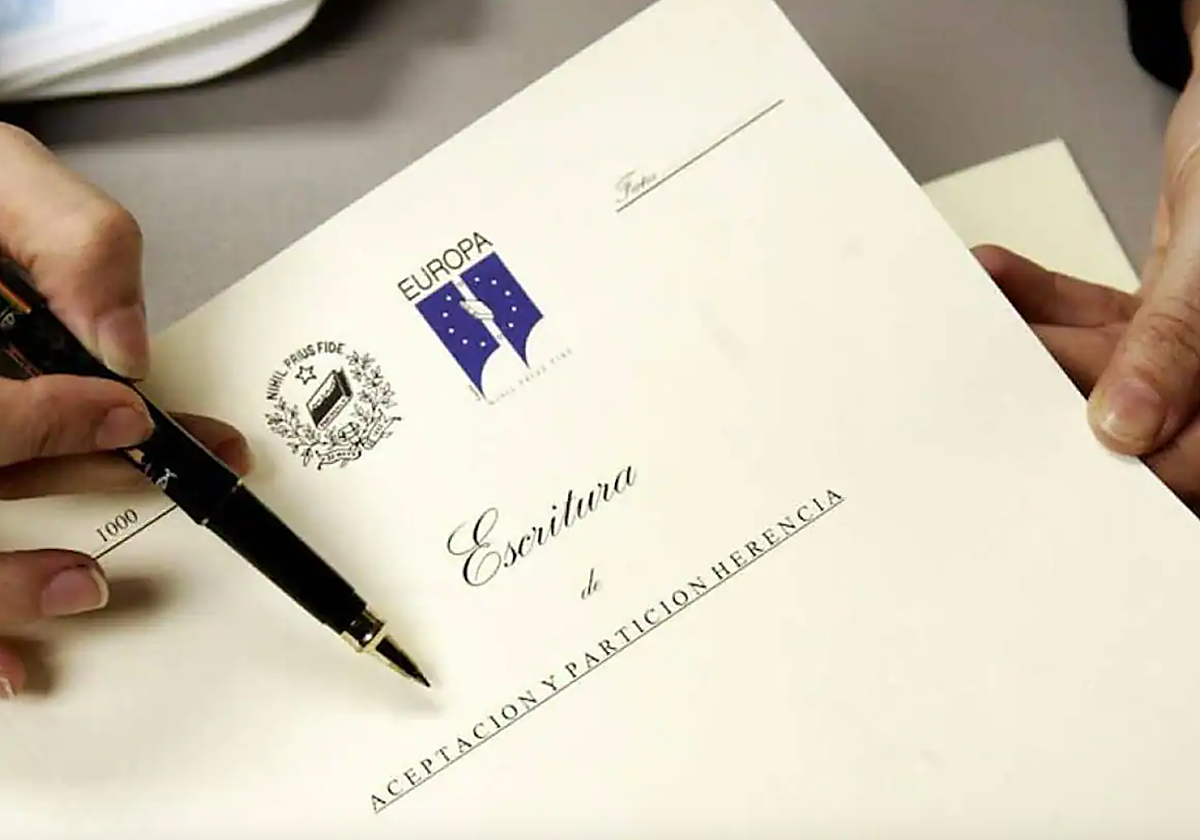 «Si no hay escritura pública ante notario, la donación de una vivienda no es válida»