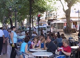 Imagen de archio de una terraza en Xàtiva, donde el sector Servicios vuelve a ser clave.