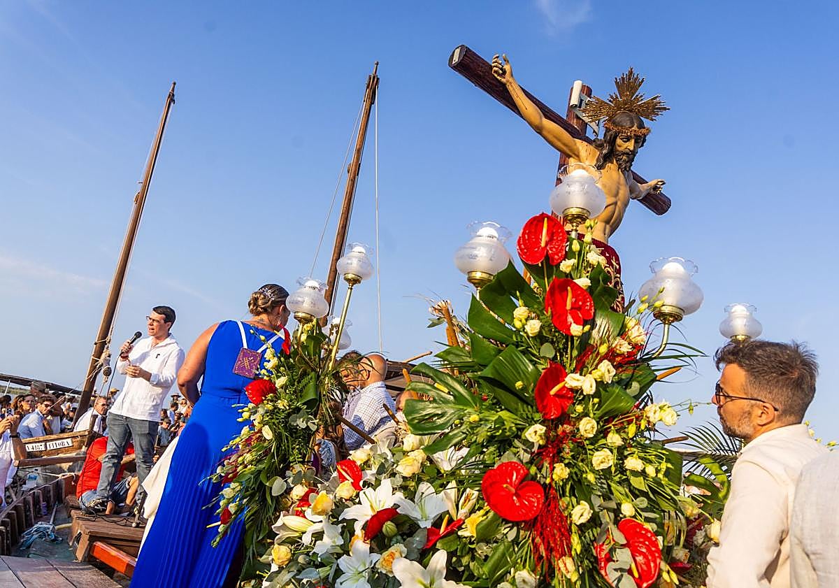 Imagen principal - El Palmar peregrina al Cristo de la Salud con el recuerdo vivo de la dana