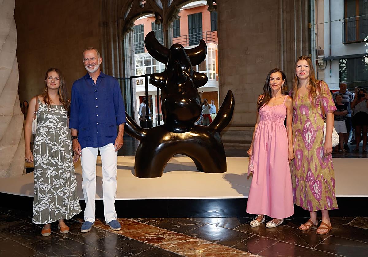 Los Reyes y sus hijas visitan una exposición de Joan Miró en Palma