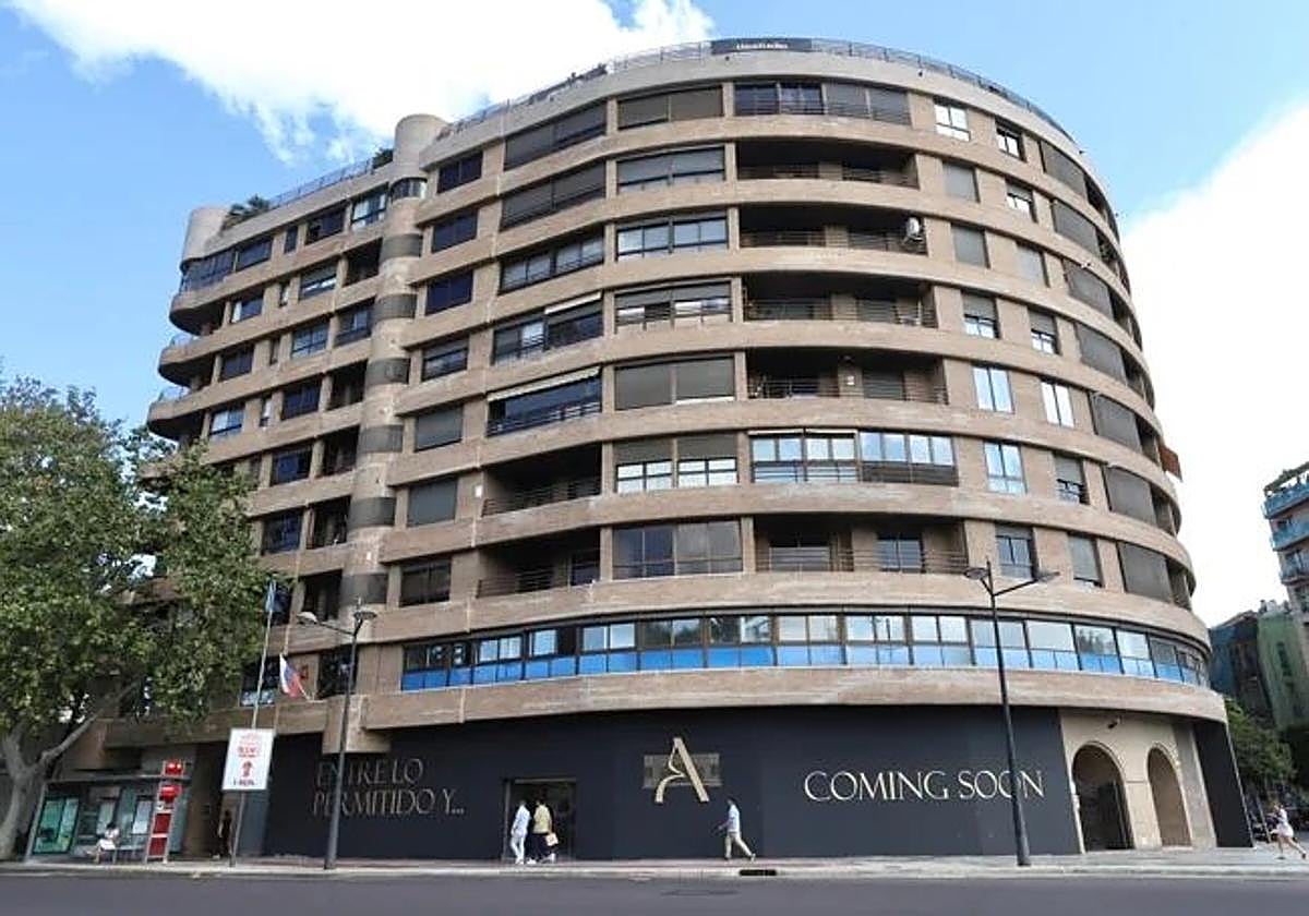 Bajo de la confluencia de la avenida del Puerto con Aragón donde se abrirá el nuevo restaurante.