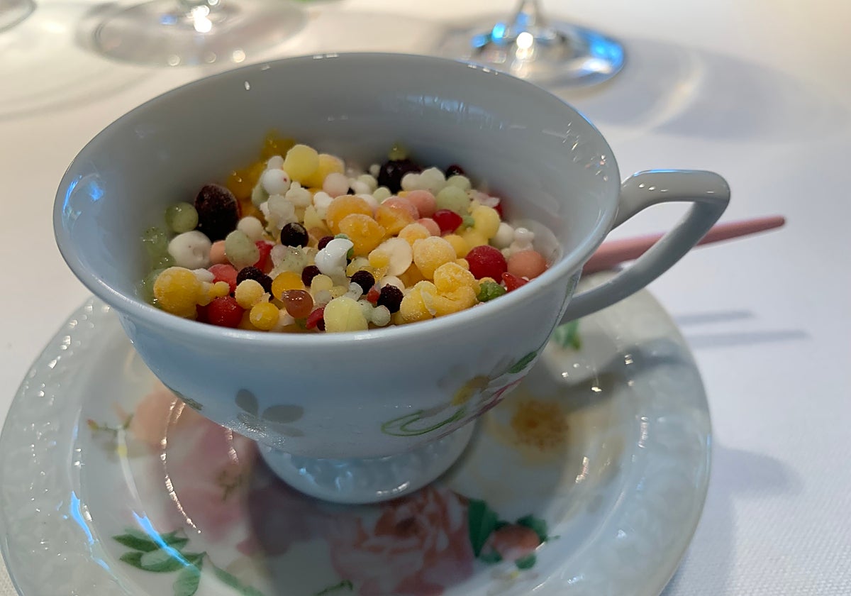 Piscina de bola en taza de té.