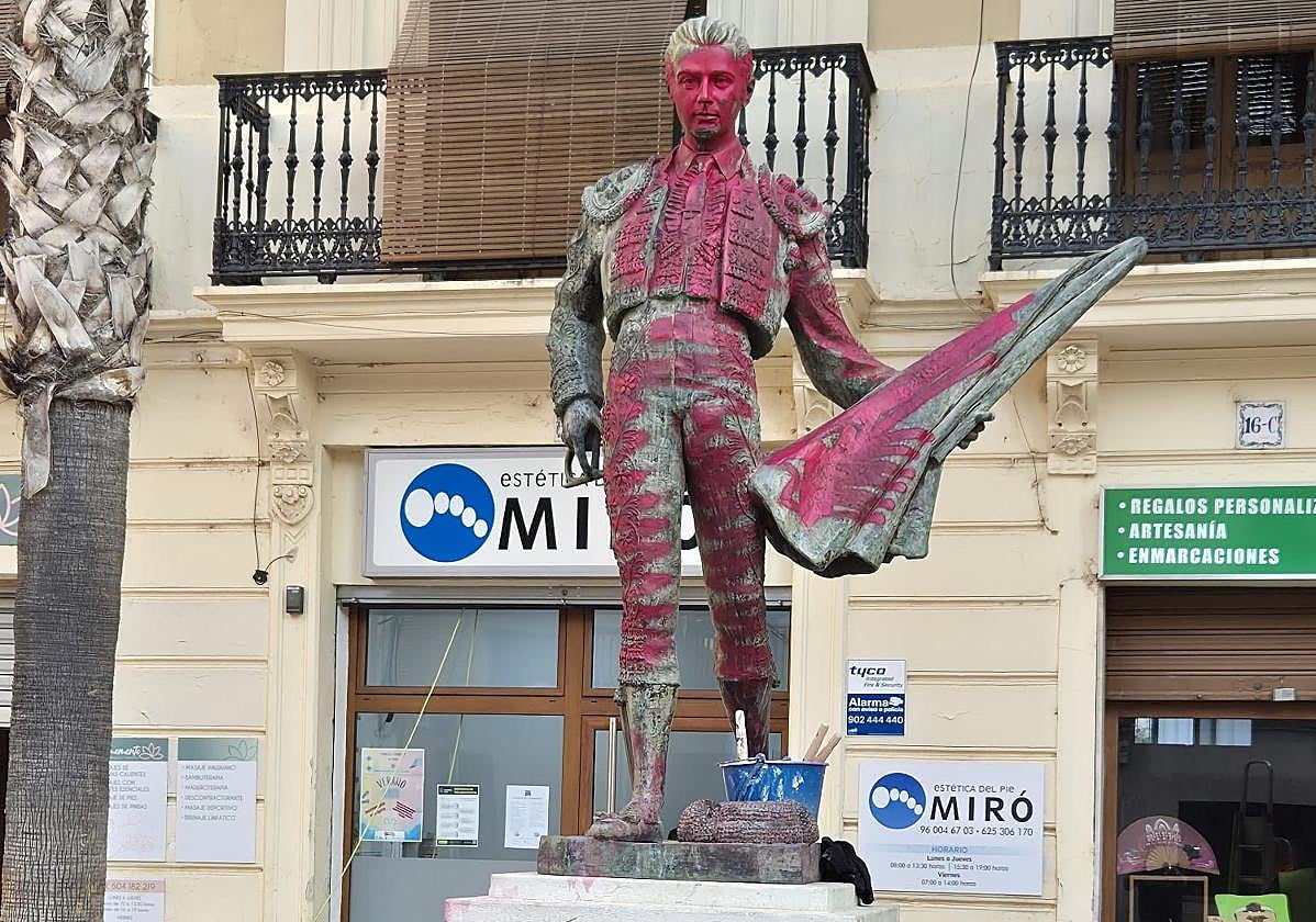 La estatua de Enrique Ponce tras las pintadas.