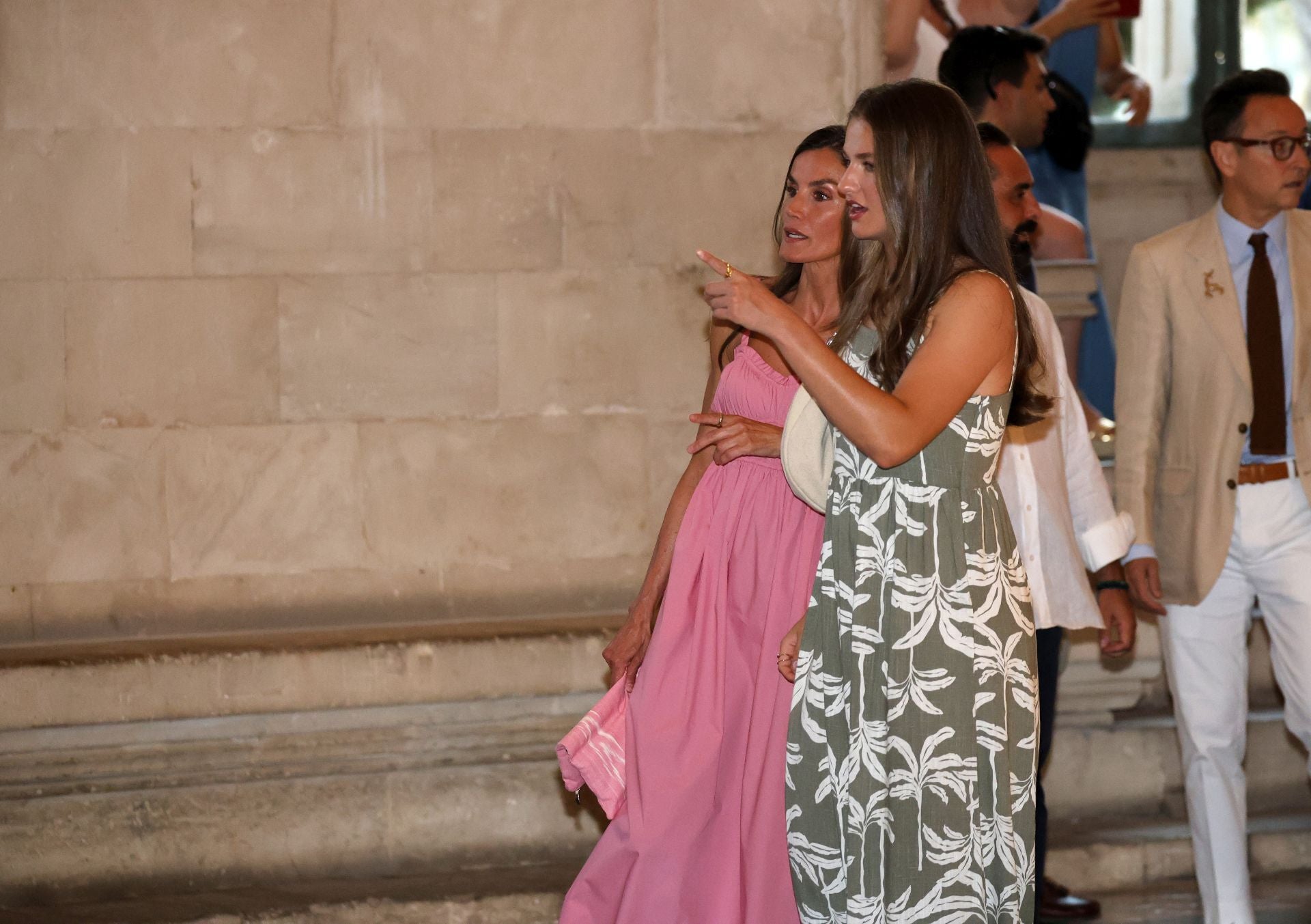 Los Reyes y sus hijas visitan una exposición de Joan Miró en Palma