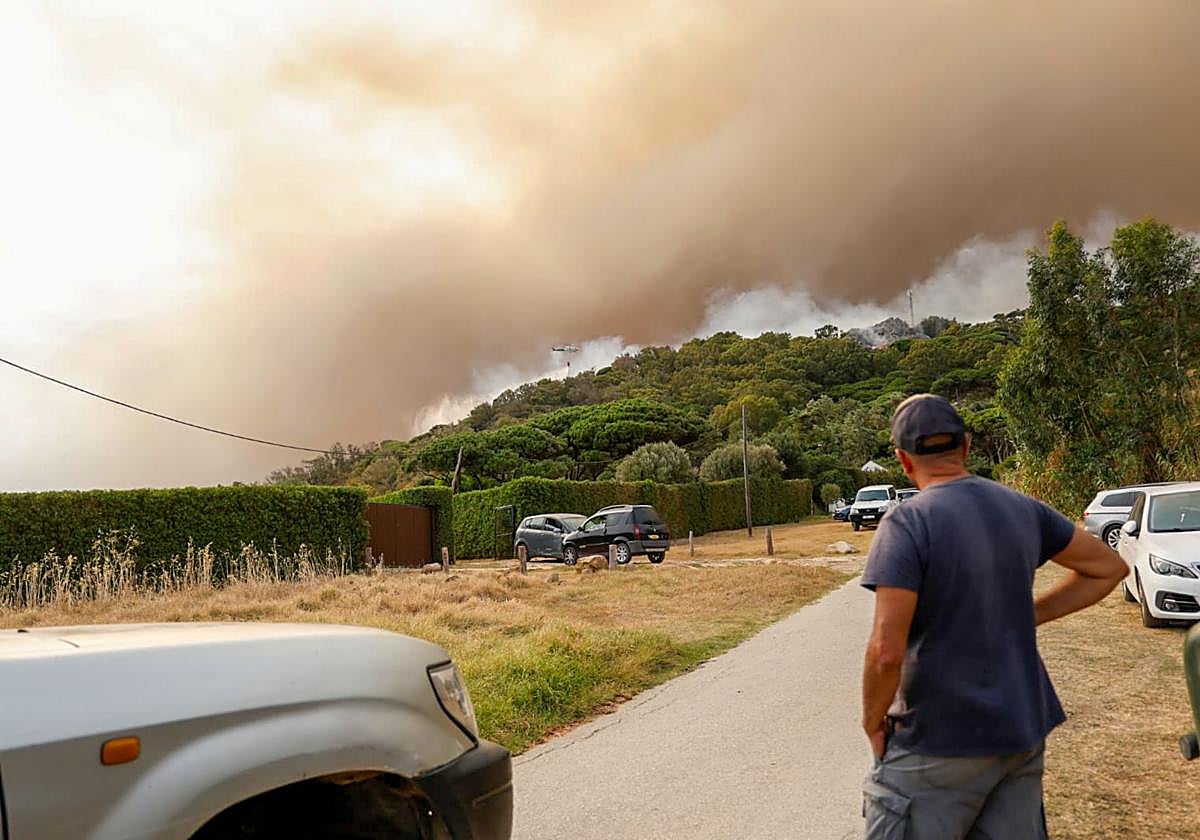 Un incendio obliga a desalojar hoteles, campings, chiringuitos y 5.000 vehículos en Tarifa