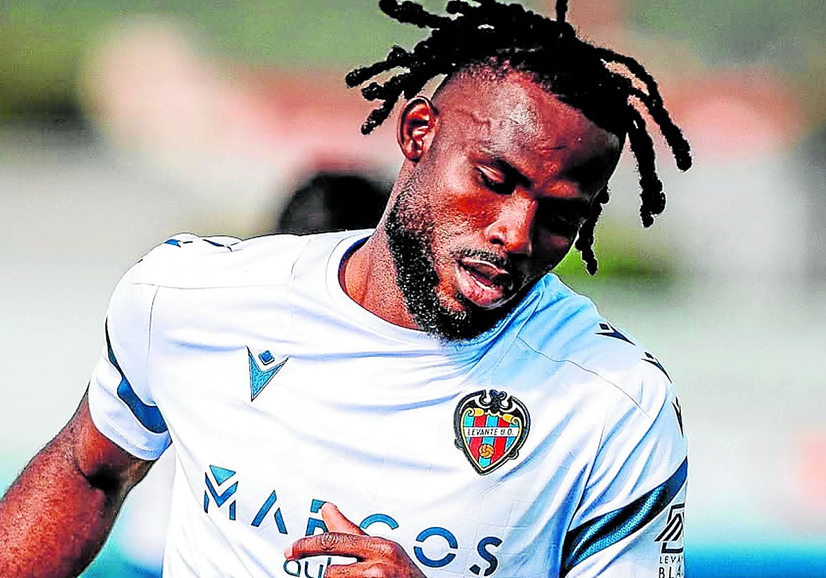 Koyalipou, durante un entrenamiento con el Levante.
