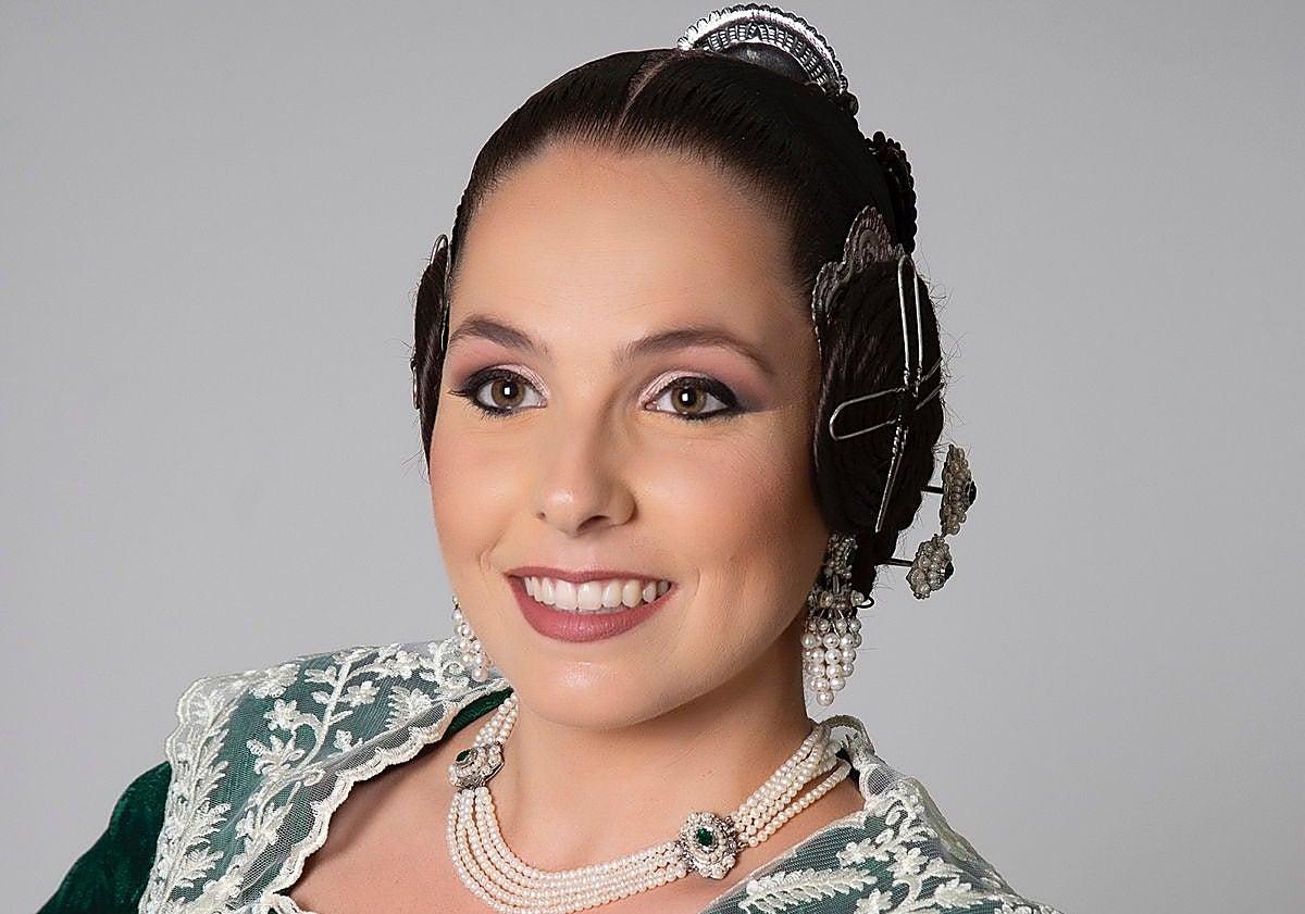 Imagen principal - María Navarro, ataviada con el traje regional y en la Batalla de Flores.