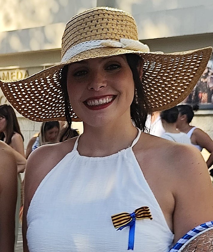 Imagen secundaria 2 - María Navarro, ataviada con el traje regional y en la Batalla de Flores.