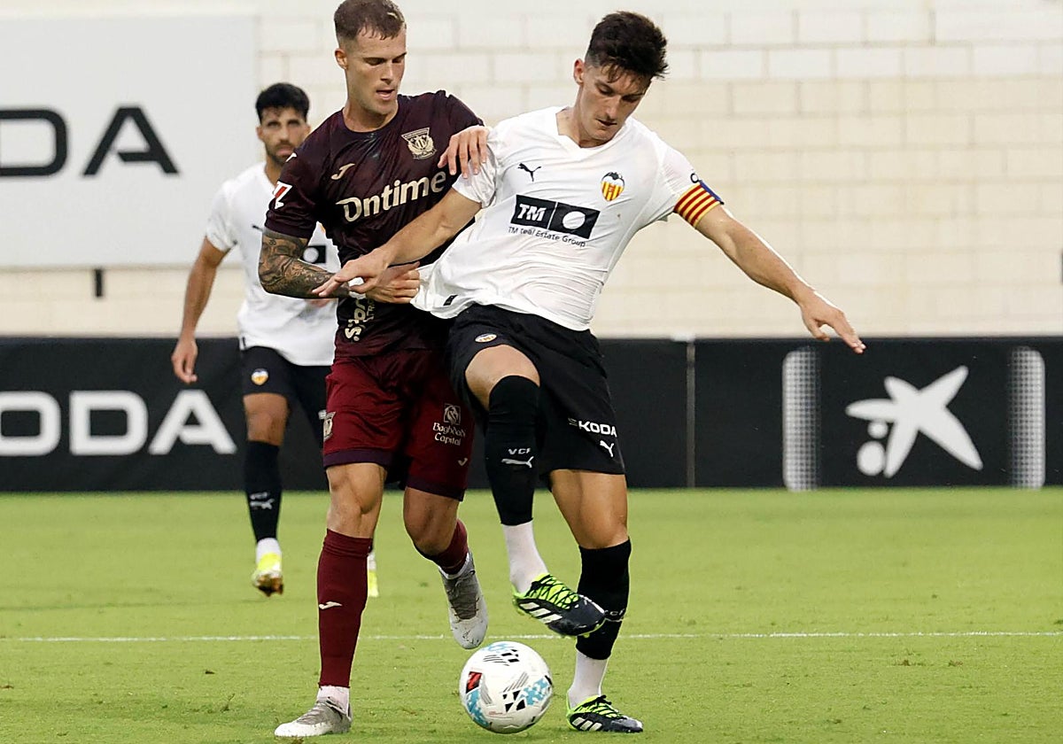 Pepelu disputa un balón contra un jugador del Leganés.