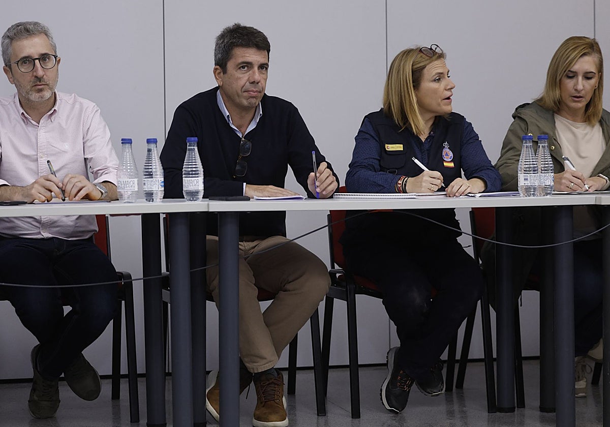 España, Mazón, Bernabé y Pradas en una reunión del Cecopi.