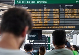 Pasajeros en la estación Joaquín Sorolla el pasado junio.