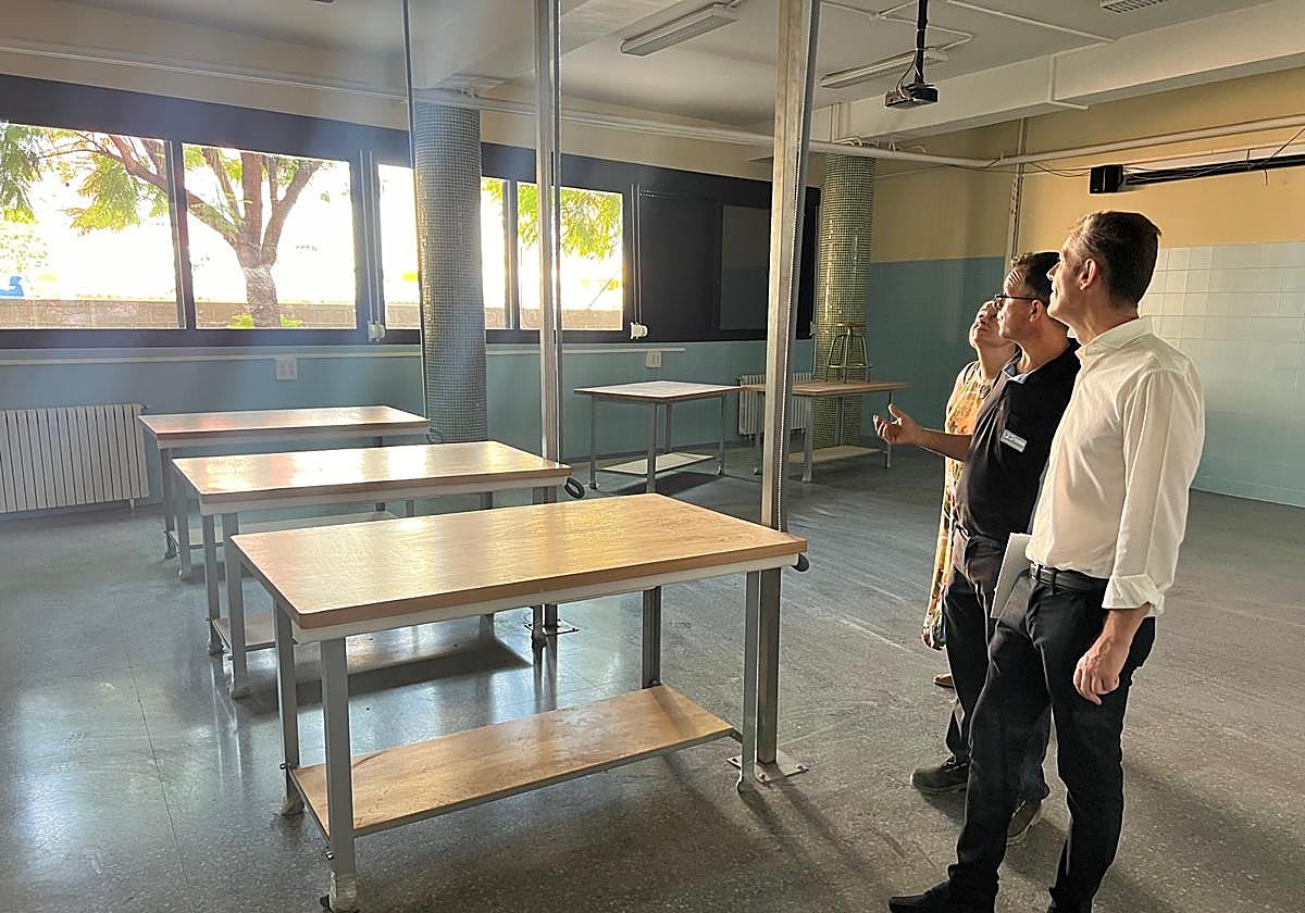 Visita a uno de los colegios en obras.