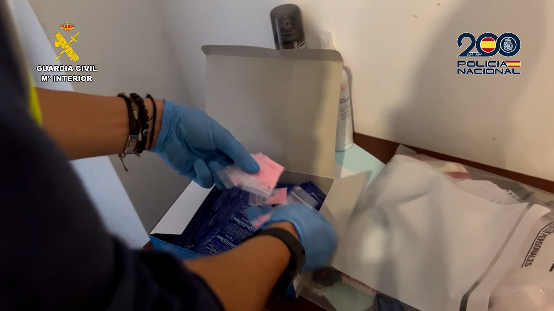 Imagen secundaria 2 - Distintos momentos del operativo llevado a cabo en el piso de Gandia donde se explotaba sexualmente a las mujeres.