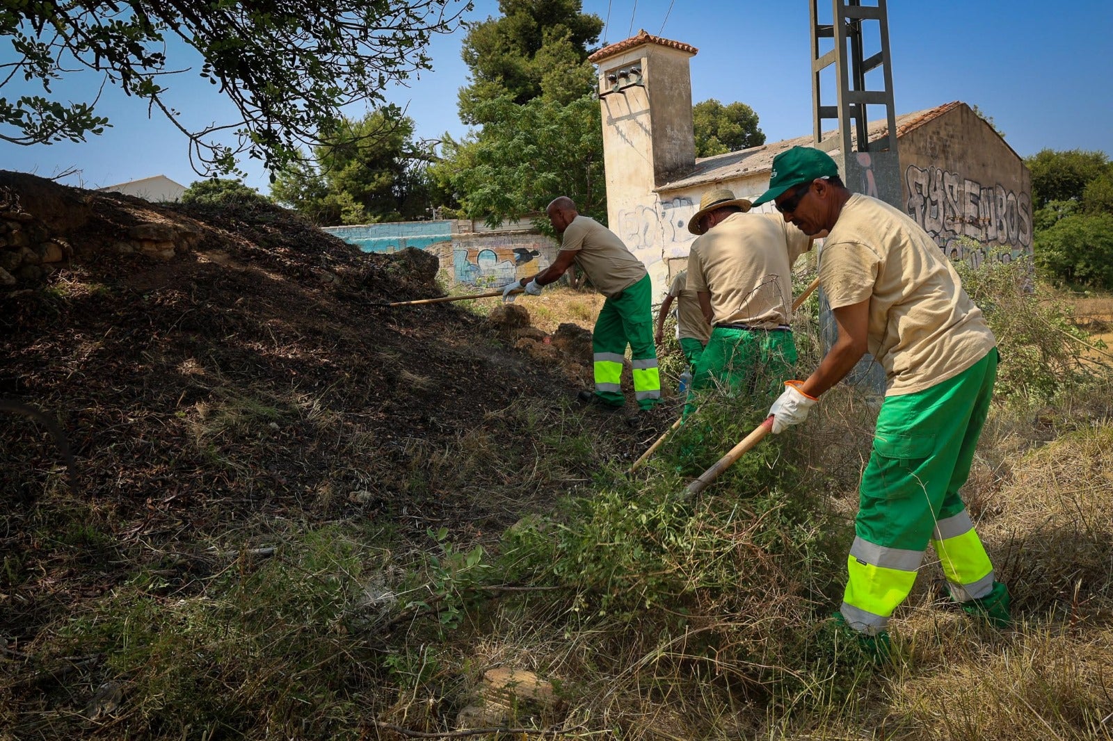 La Policía Nacional durante la detención de uno de los miembros de la organiación.