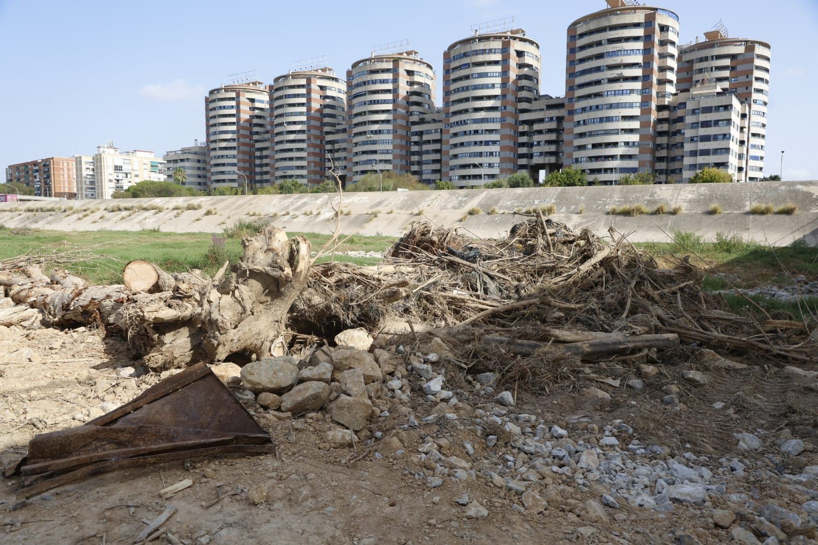 El Ayuntamiento de Valencia limpia el cauce del río ante el retraso de la CHJ