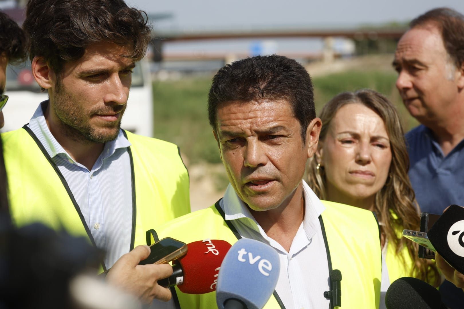El Ayuntamiento de Valencia limpia el cauce del río ante el retraso de la CHJ