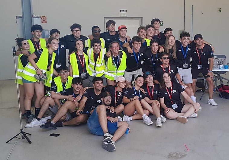 El grupo de alumnos Faraday Rocketry UPV, tras el lanzamiento del cohete