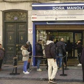 Jugadores en una administración para comprar La Bonoloto.