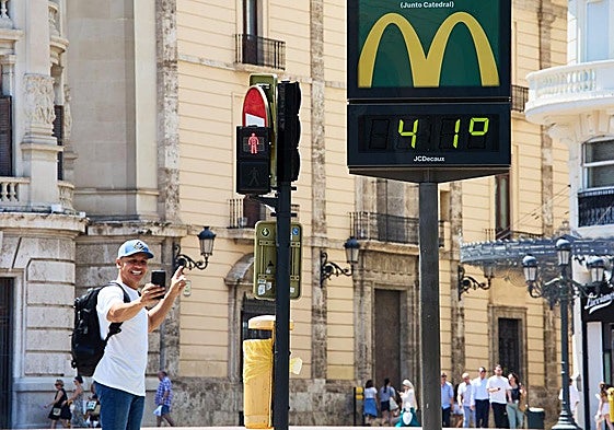 Un termómetro marca 41 grados en Valencia.