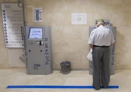 Un usuario en los puntos de atención del hospital La Fe de Valencia.