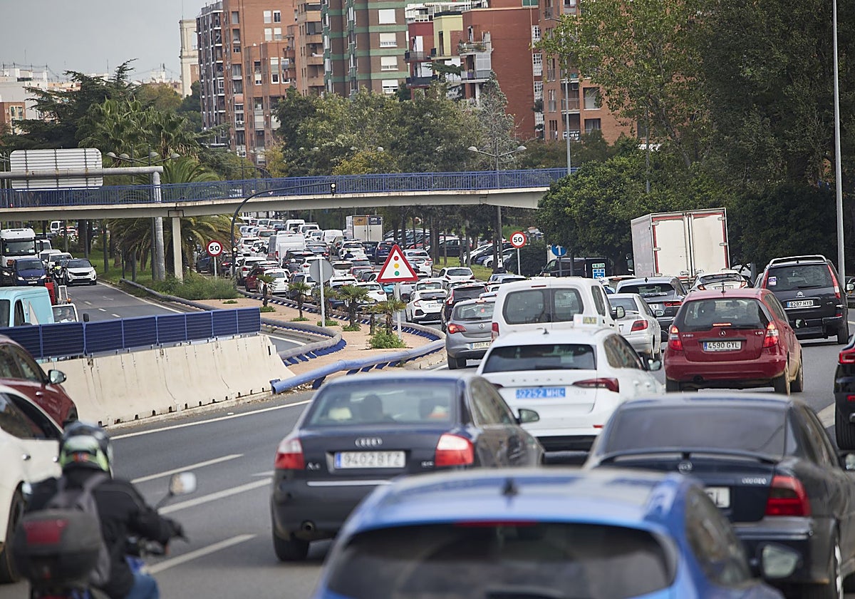 Atasco en la entrada a Valencia por la avenida del Cid.