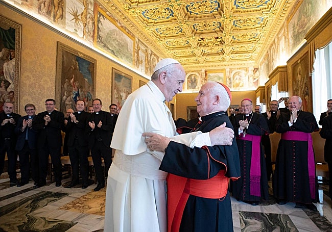 El papa saluda a Cañizares tras una reunión con una delegación del Arzobispado de Valencia en el Vaticano en septiembre de 2018.