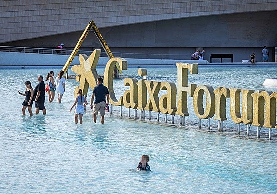 Lago del Ágora del complejo de la Ciudad de las Artes y las Ciencias, con gente bañándose y paseando.