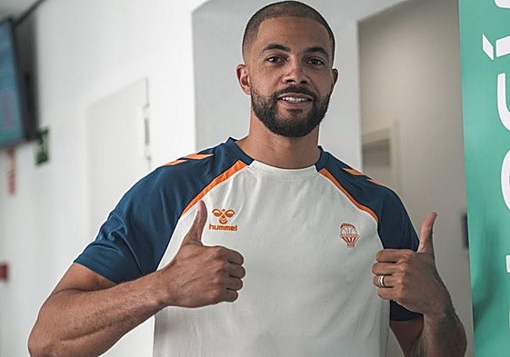 Darius Thompson posa en el reconocimiento médico con una camiseta de Hummel.