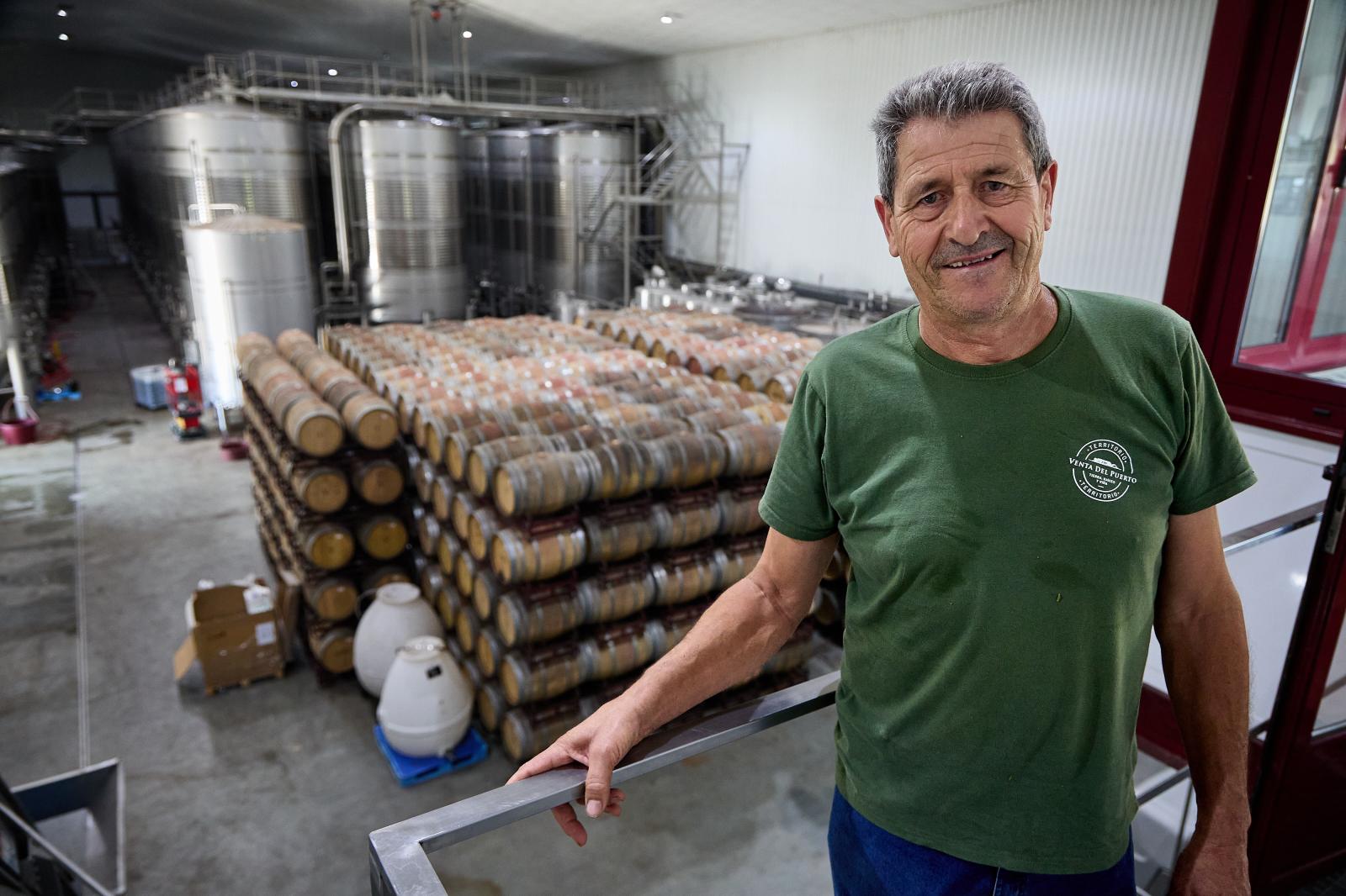 Imagen secundaria 1 - Arriba, las primeras uvas que han llegado a la Cooperatia La Víña. Abajo, el presidente de la bodega, José Fita y a la derecha, detalle de un racimo de Chardonny.