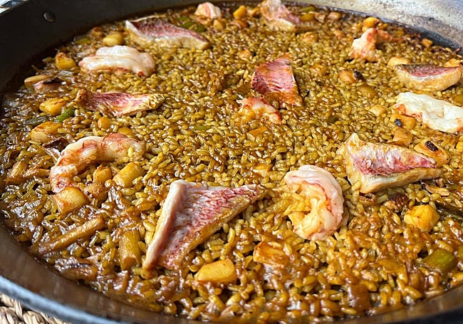 Paella de Salmonetes, Gambas y Ajos tiernos.