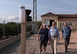 El conseller de Emergencias, Juan Carlos Valderrama, durante una visita a las estaciones de Avamet.