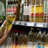 Botellas de aceite en un supermercado.