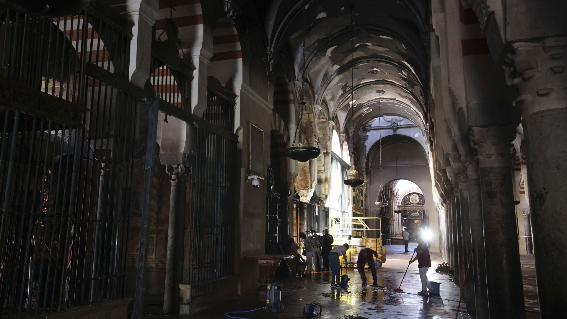 Así ha quedado por dentro la mezquita de Córdoba tras el incendio