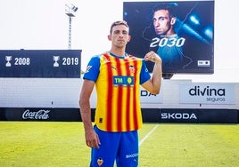 César Tárrega, en el anuncio de su renovación.