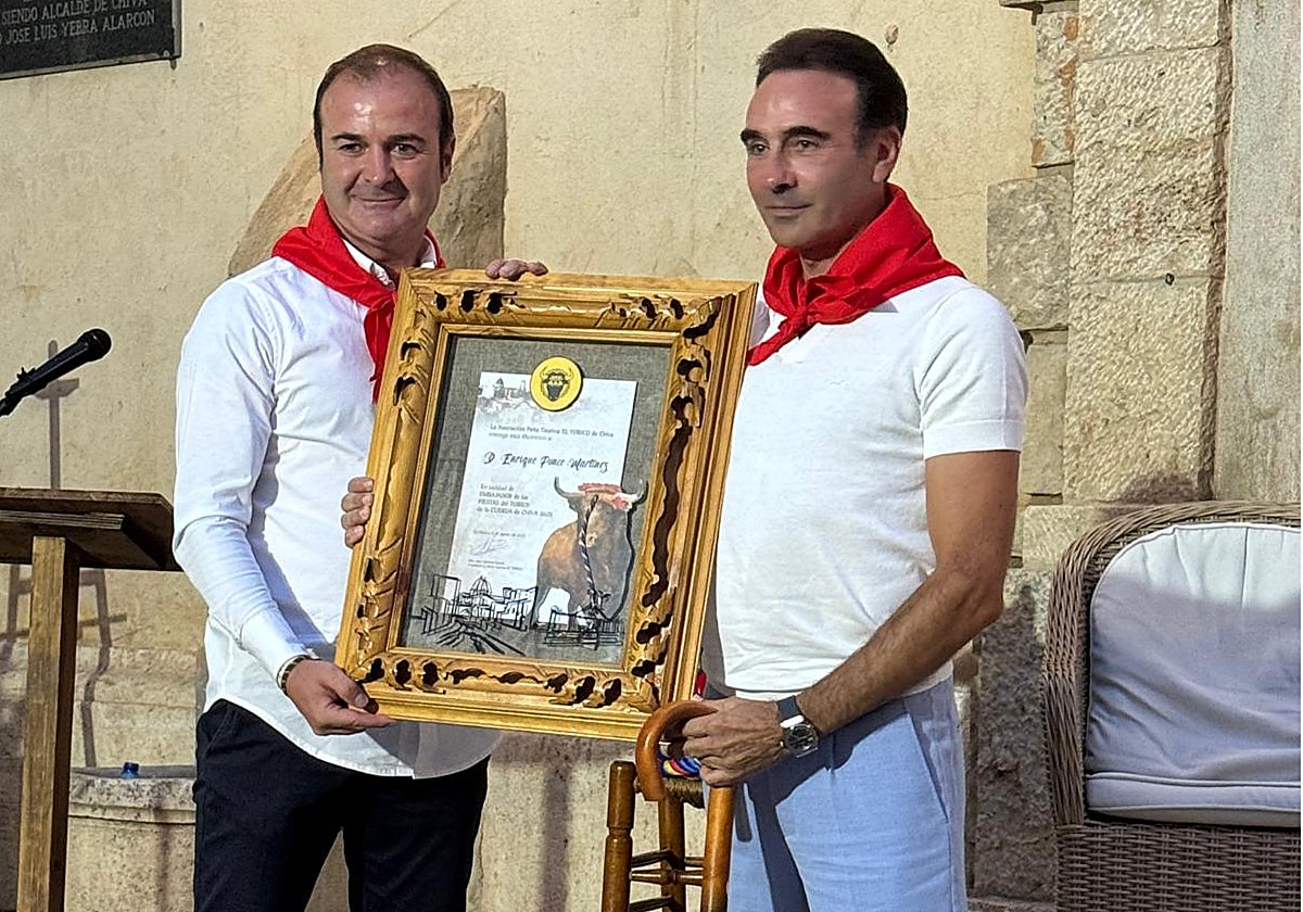 Enrique Ponce recibe de Abel Atienzar el cuadro, el pañuelo y el garrote de embajador.