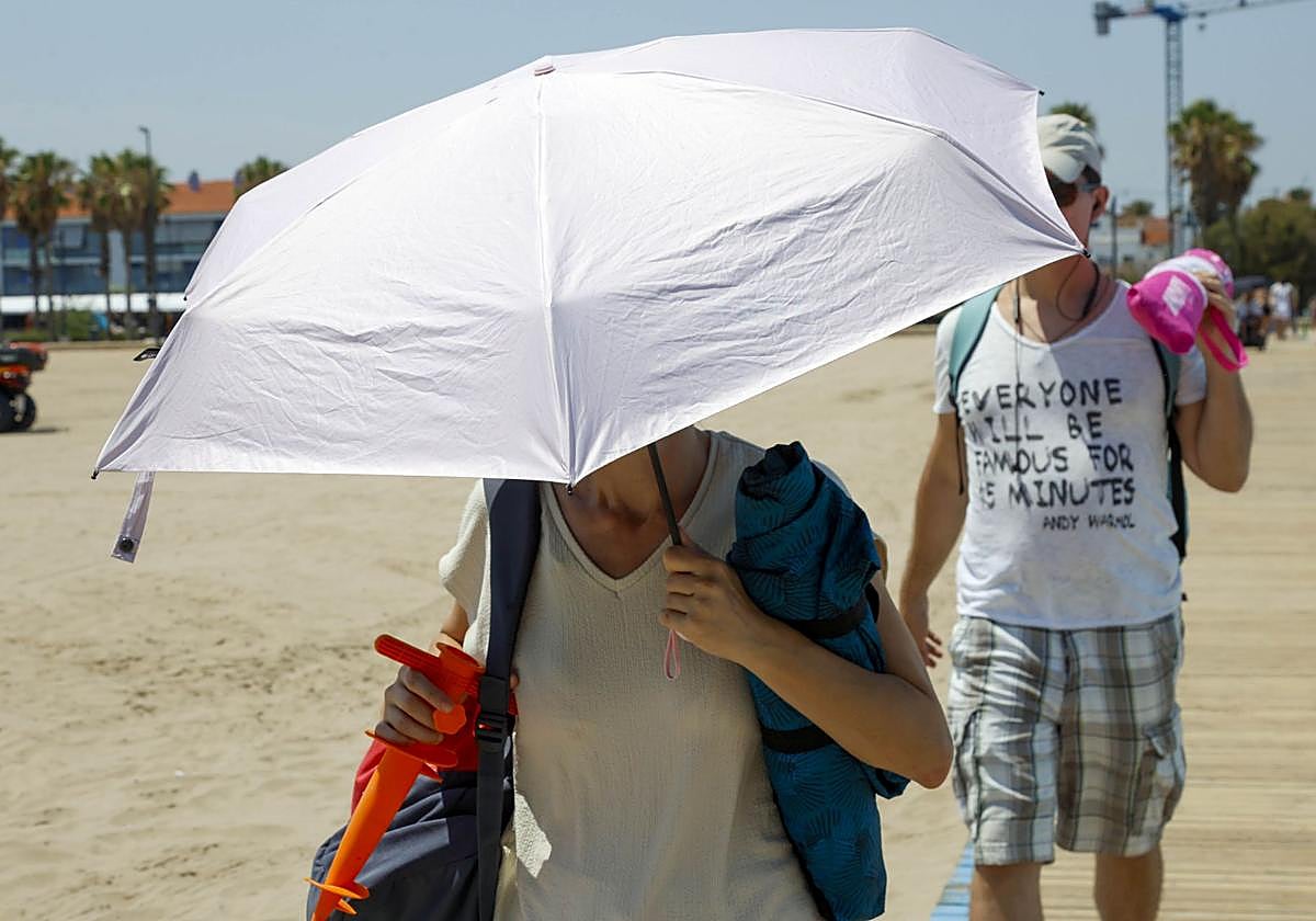 Aemet activa un aviso naranja para el lunes en Valencia por fuerte calor, anuncia tormentas y señala las zonas donde caerán