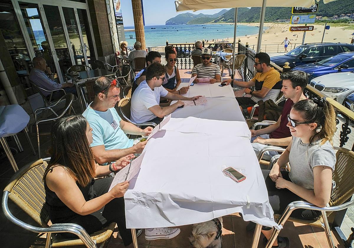 Imagen principal - El pueblo de Cantabria que muchos comparan ya con Benidorm