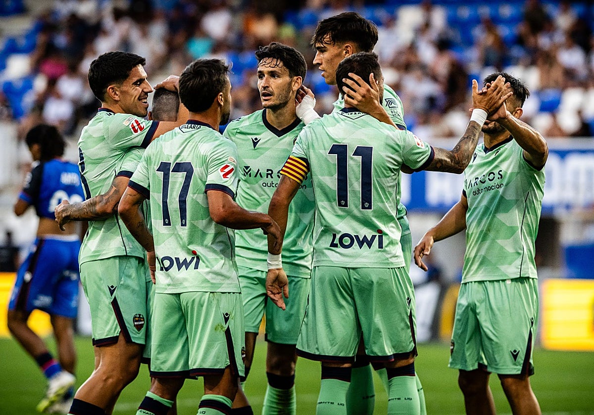 El Levante celebra el segundo gol de Lozano contra el Auxerre.