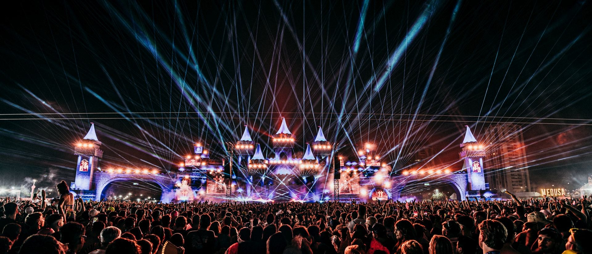 Fotos: Un show de fuegos artificiales y 250 drones ilumina el cielo del Medusa