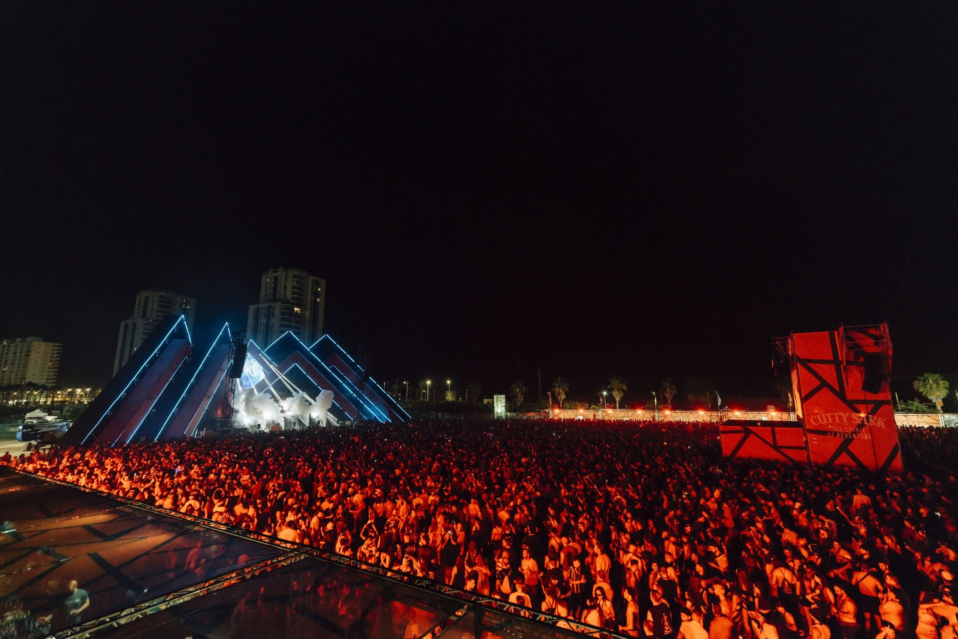 Fotos: Un show de fuegos artificiales y 250 drones ilumina el cielo del Medusa