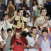 Los tres diestros en su salida a hombros de la Joya Levantina.