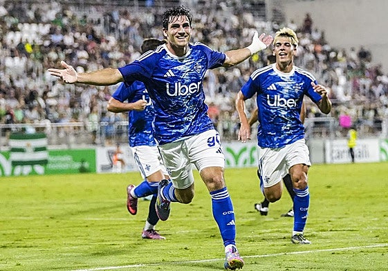 Iván Azón, con el Como italiano, en pretemporada.
