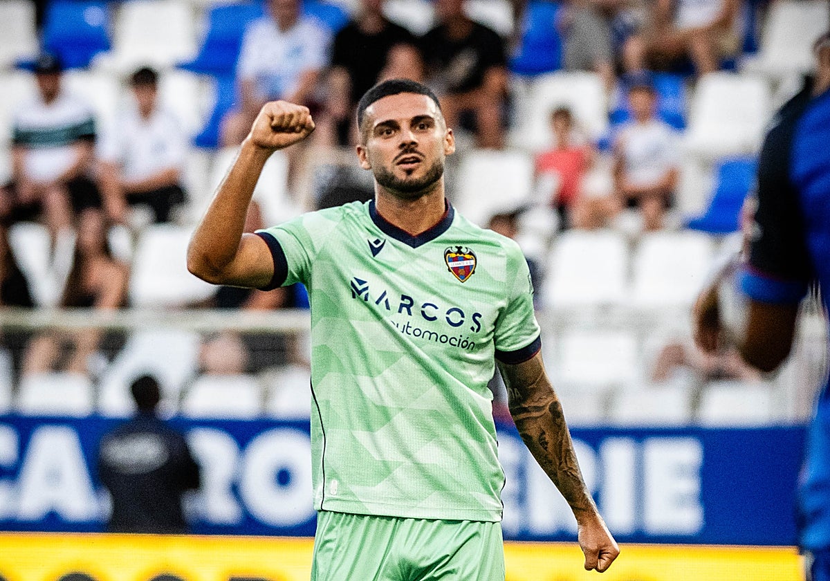 Sergio Lozano celebra el gol en el partido entre el Levante y Auxerre.