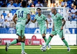Oriol Rey conduce el esférico en el partido contra el Auxerre.