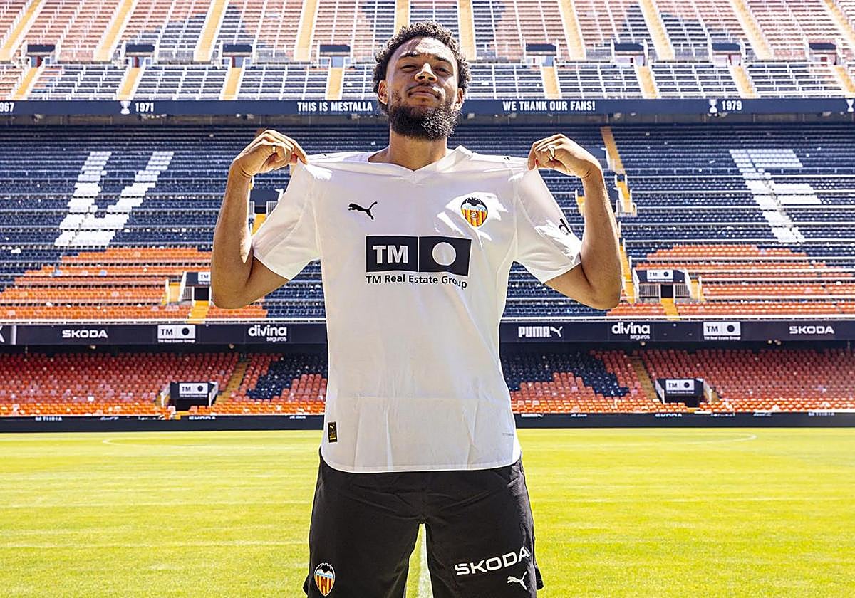 Arnaut Danjuma, con la camiseta del Valencia.