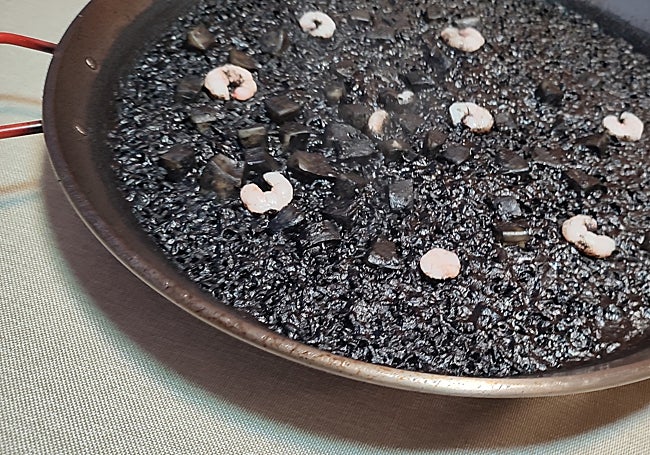 La paella de arroz negro.